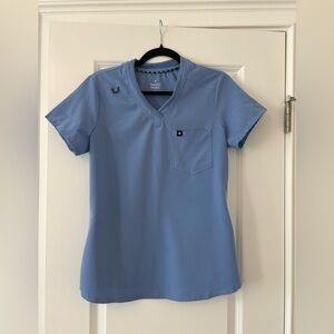 Women's scrub Top Beyond Scrubs Happy one pocket tuck in medium M ceil blue